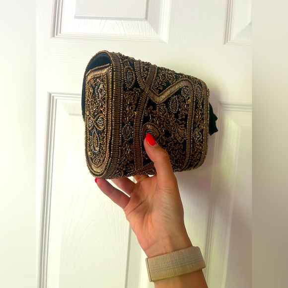 Gold purse can be used as clutch or shoulder bag - Picture 2 of 4